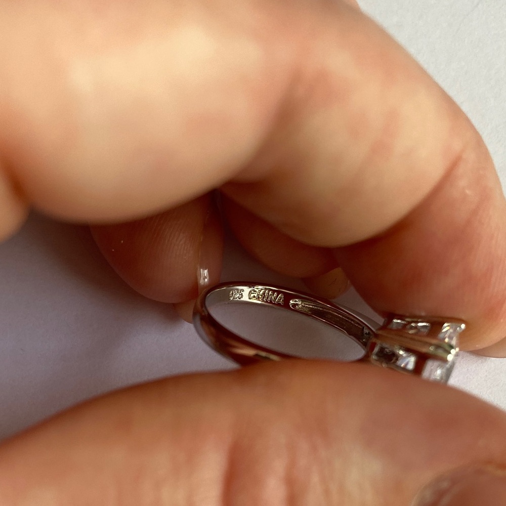 Stunning Sterling Silver CZ Ring [Size 8] - Picture 6 of 7